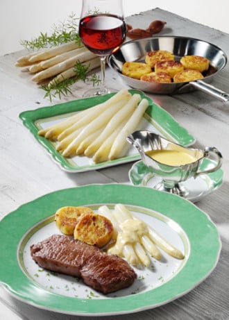 Hauptspeisenrezept: Spargel mit Steaks, Kartoffelplätzchen und Bernaise